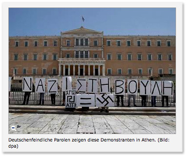 Bildunterzeile: Deutschenfeindliche Parolen zeigen diese Demonstranten in Athen.